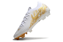 Chuteira Campo Nike Phantom GX 2 Elite FG Branca e Dourada