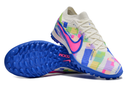 Chuteira Infantil Society Nike Air Zoom Mercurial Vapor 15 Elite TF Branca, Azul e Rosa "SoCal Pack"