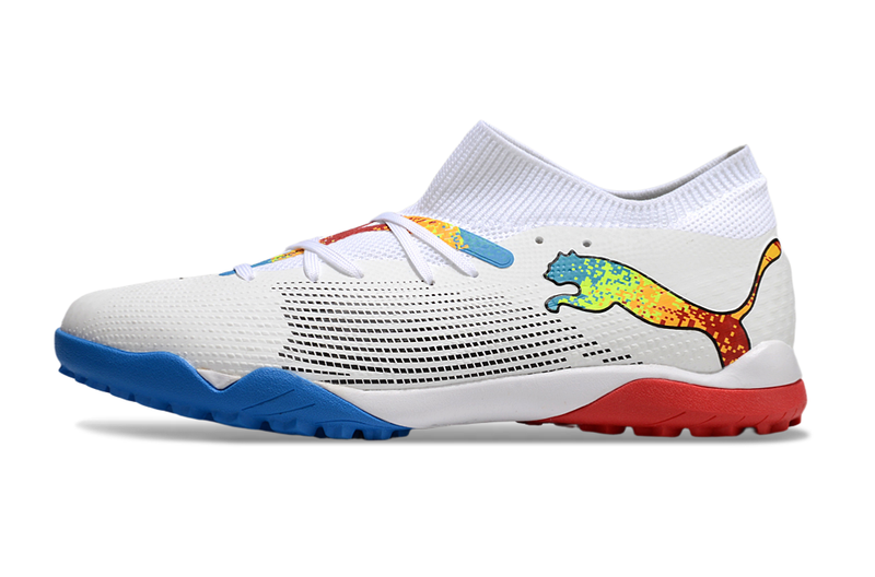 Chuteira Society Puma Future 7 TF Branco, Azul e Vermelho