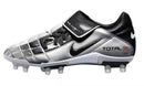 Chuteira Campo Nike Total 90 FG Prata e Preta
