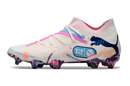 Chuteira Campo Puma Future 7 FG Branca, Azul e Rosa "Volume Up Pack"