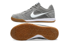 Chuteira Futsal Supreme X Nike SB Gato IC Cinza e Branco