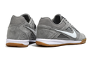 Chuteira Futsal Supreme X Nike SB Gato IC Cinza e Branco