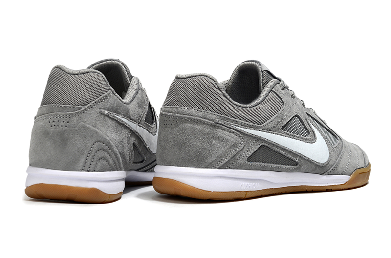 Chuteira Futsal Supreme X Nike SB Gato IC Cinza e Branco