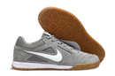 Chuteira Futsal Supreme X Nike SB Gato IC Cinza e Branco