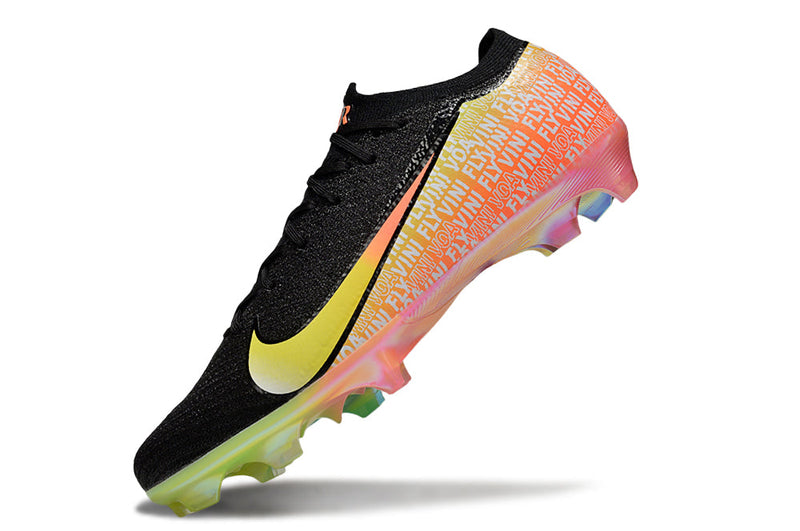 Chuteira Campo Nike Air Zoom Mercurial Vapor 16 Elite FG Preto, Laranja e Amarelo "Vini Fly"