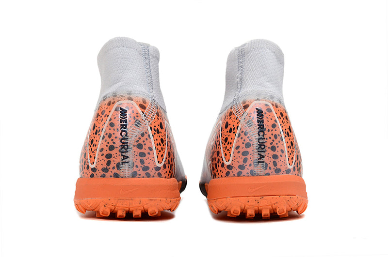Chuteira Infantil Society Nike Air Zoom Mercurial Superfly 10 Elite TF Branca, Laranja e Preto "Eletric Pack"