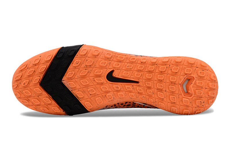 Chuteira Infantil Society Nike Air Zoom Mercurial Superfly 10 Elite TF Branca, Laranja e Preto "Eletric Pack"