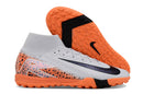 Chuteira Infantil Society Nike Air Zoom Mercurial Superfly 10 Elite TF Branca, Laranja e Preto "Eletric Pack"