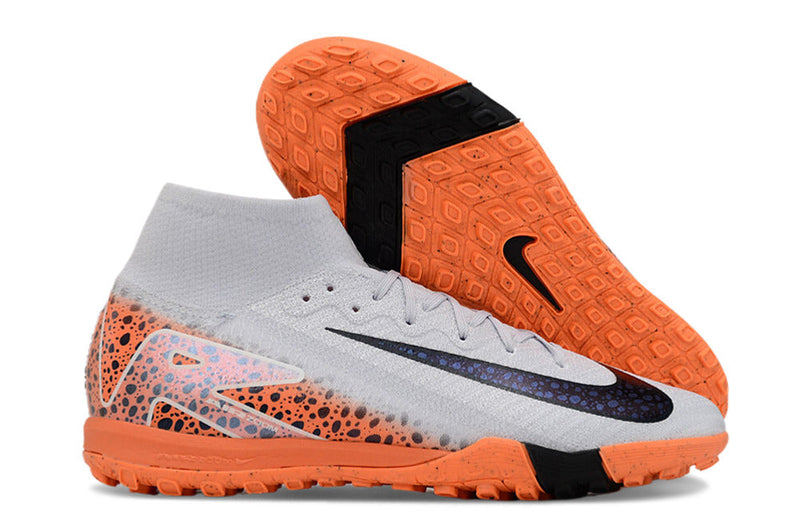 Chuteira Infantil Society Nike Air Zoom Mercurial Superfly 10 Elite TF Branca, Laranja e Preto "Eletric Pack"