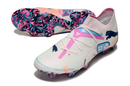 Chuteira Campo Puma Future 7 FG Branca, Azul e Rosa "Volume Up Pack"